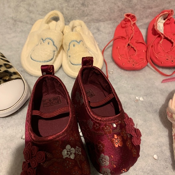8 pairs of newborn shoes - Picture 4 of 9